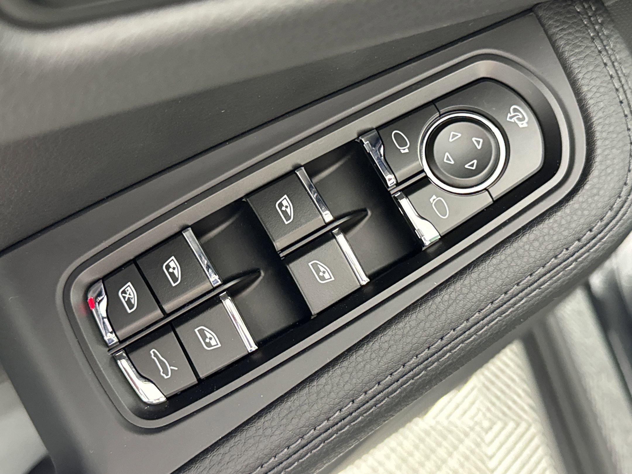 Certified 2025 Porsche Macan image 13