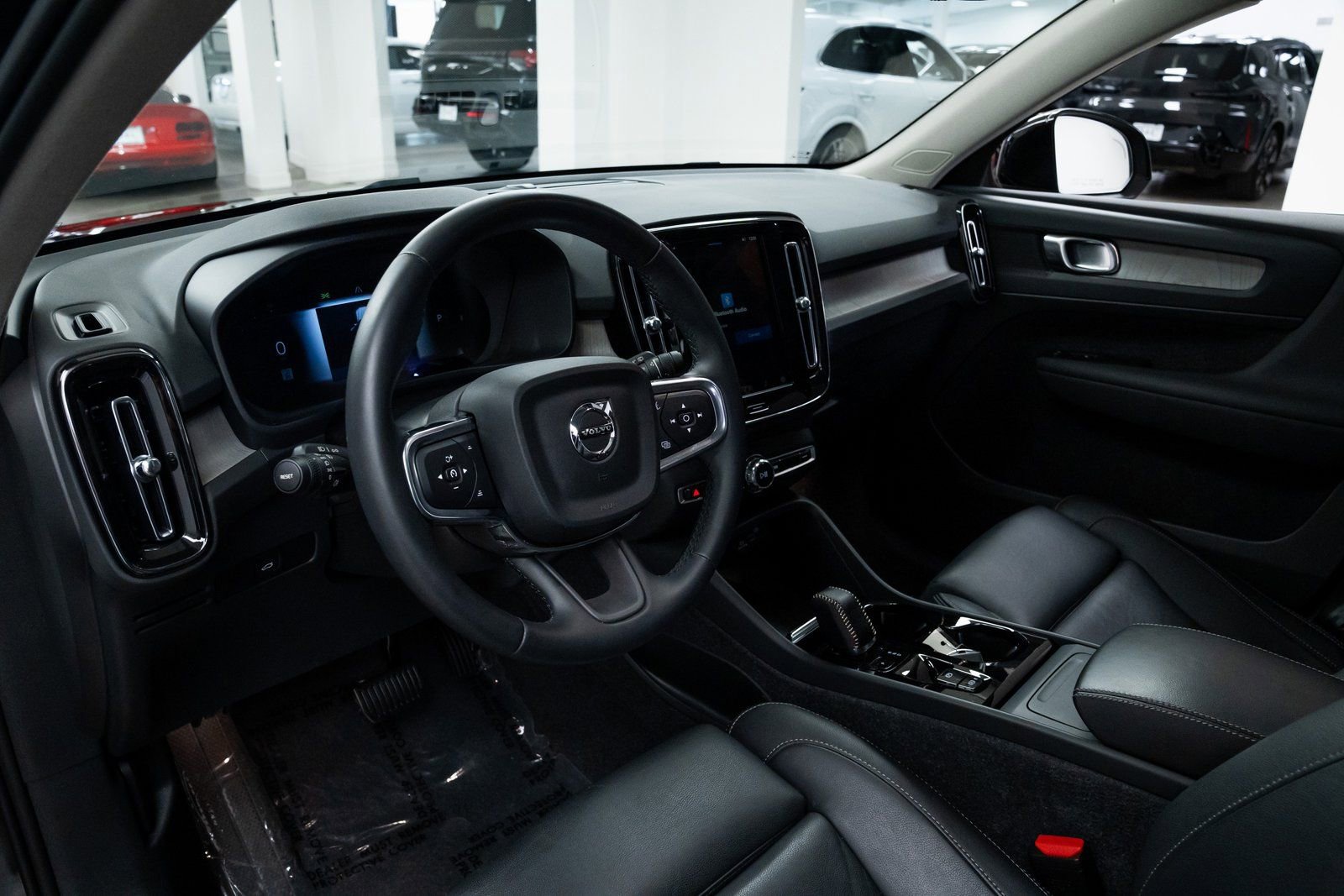 Used 2024 Volvo XC40 B5 Plus AWD/4WD image 18