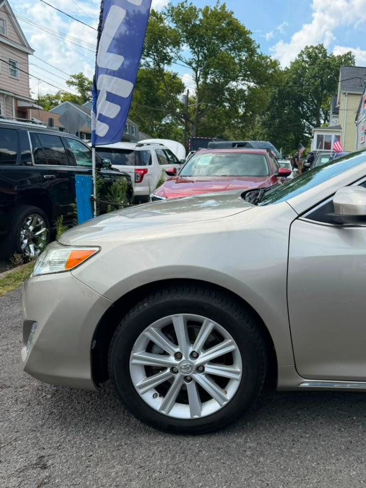 Used 2014 Toyota Camry XLE w/ Leather Package FWD image 12