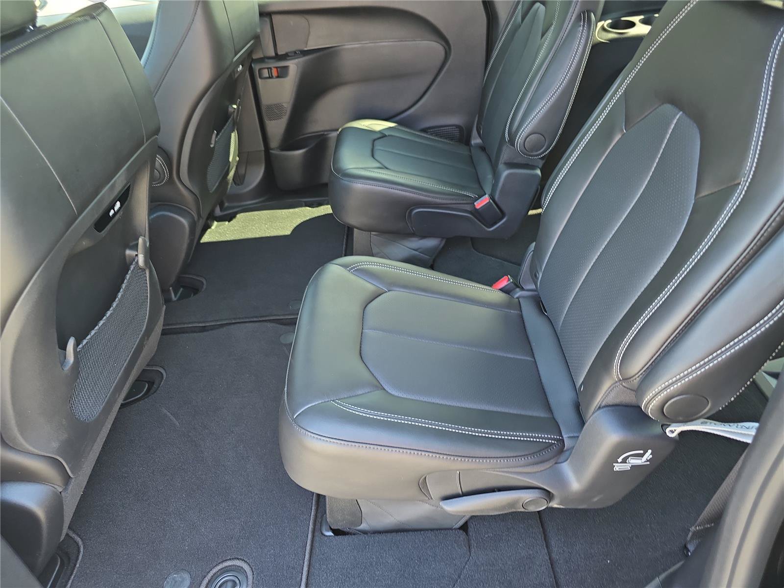Used 2025 Chrysler Pacifica Select AWD/4WD image 14