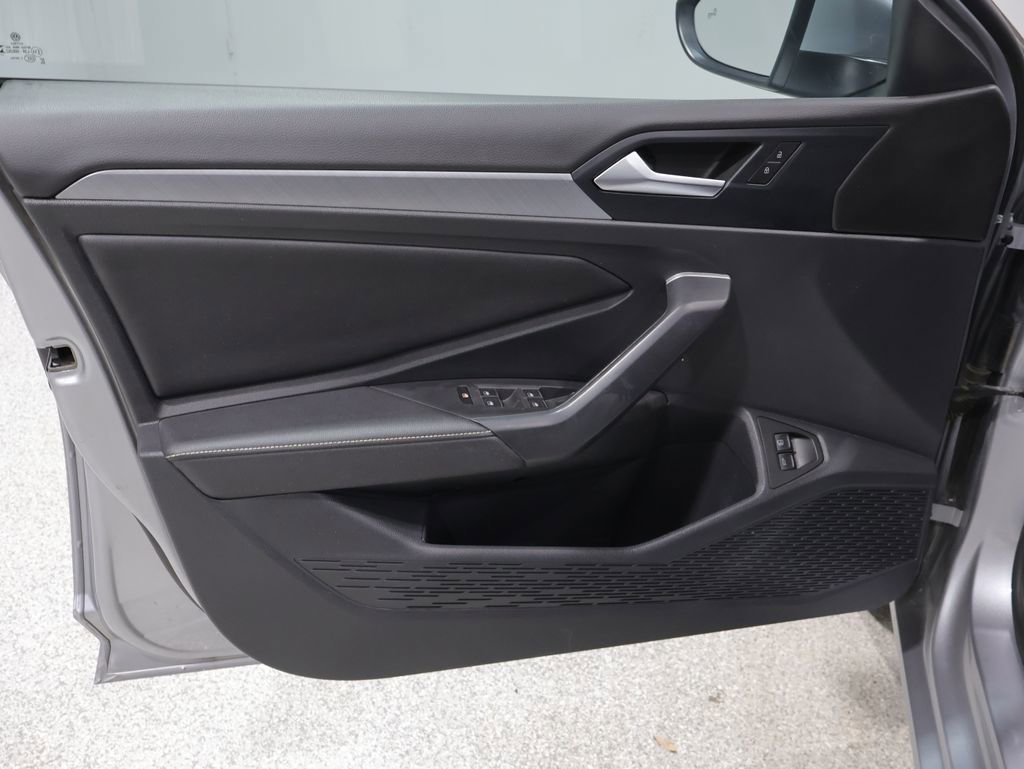 Used 2024 Volkswagen Jetta SE FWD image 13