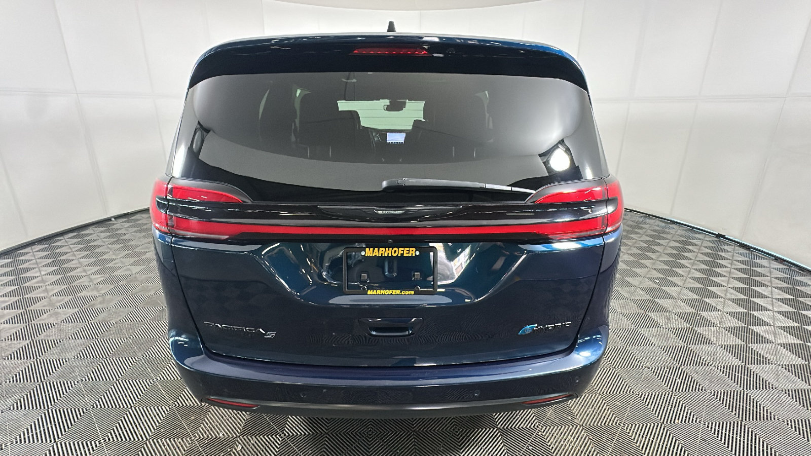 Used 2023 Chrysler Pacifica Touring-L w/ Uconnect Theater Family Group FWD image 4