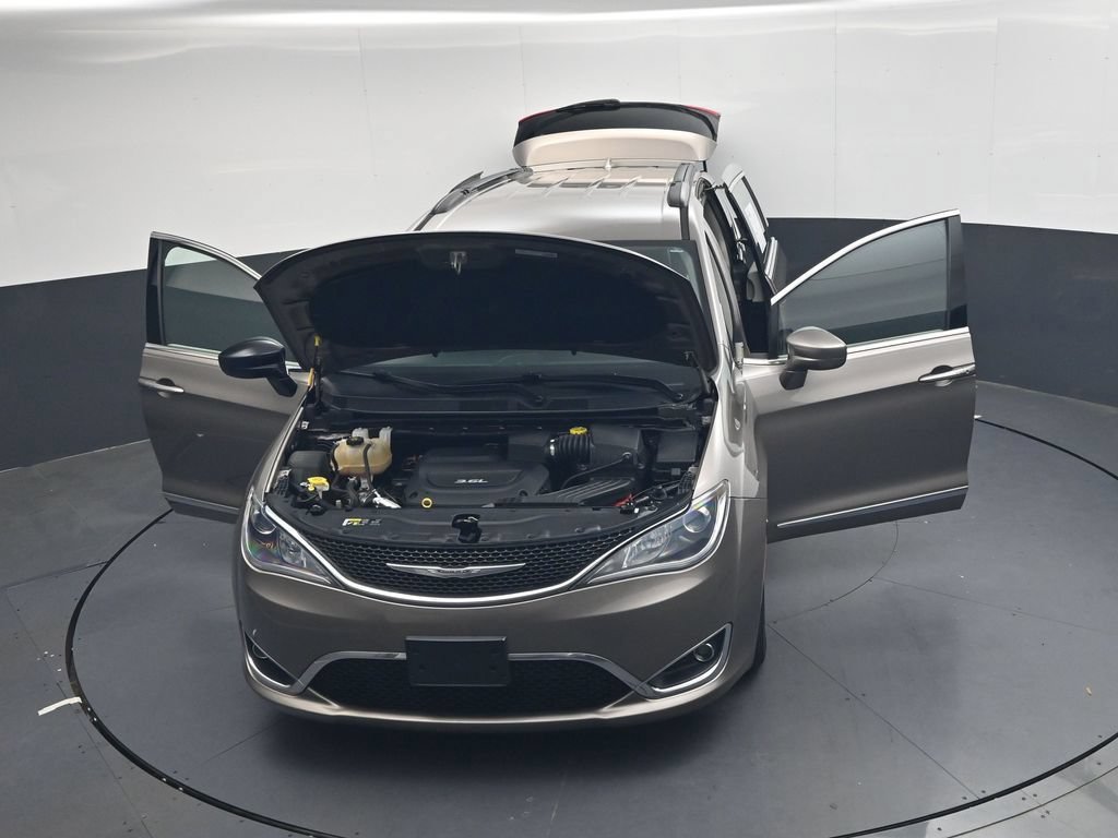 Used 2017 Chrysler Pacifica Touring-L w/ Tire & Wheel Group FWD image 45