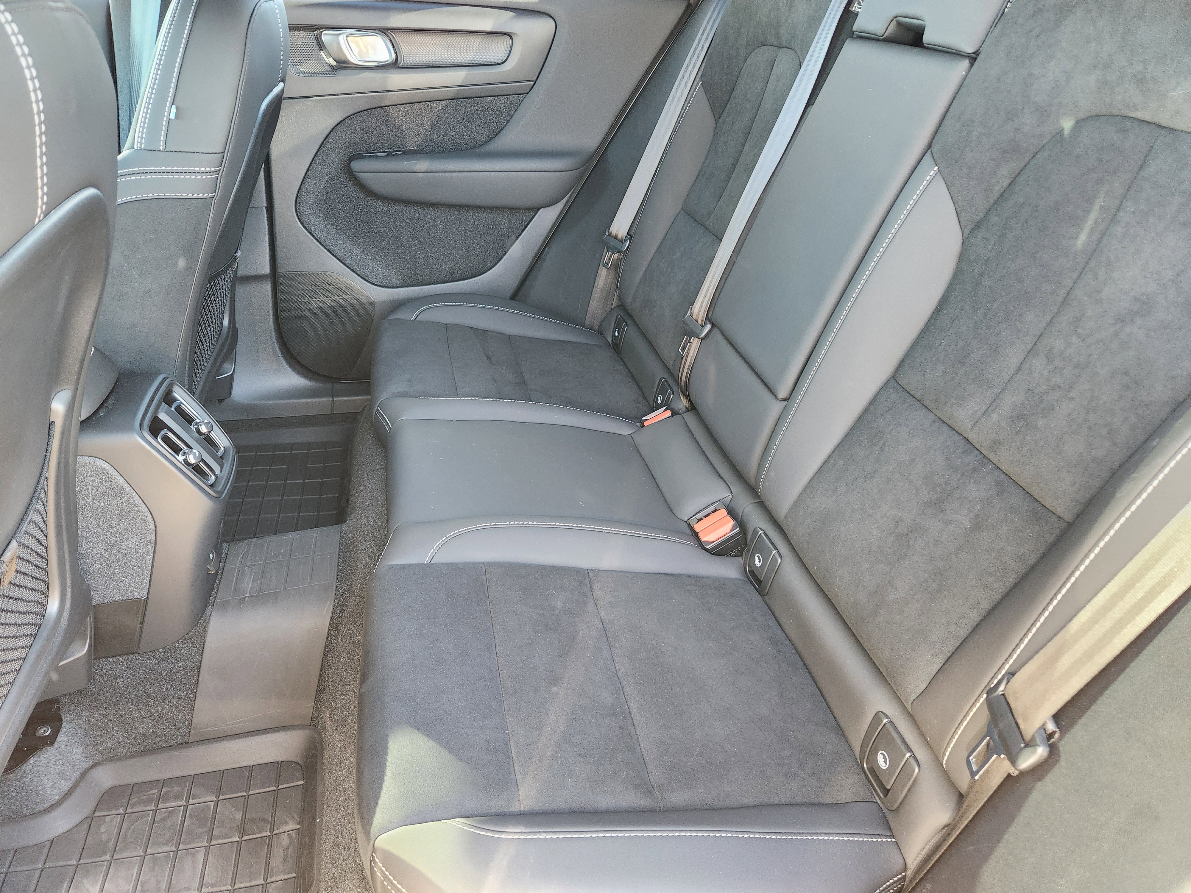 Used 2024 Volvo XC40 Recharge Plus w/ Protection Package Premier image 32