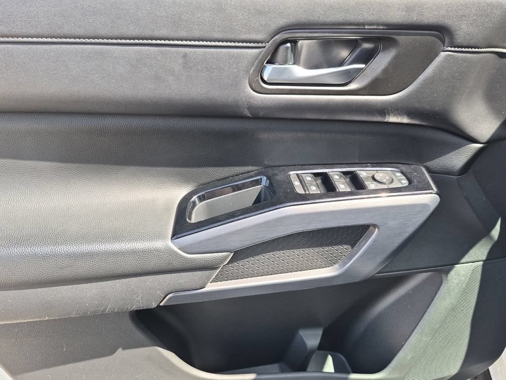 Used 2023 Nissan Pathfinder SL AWD/4WD image 11