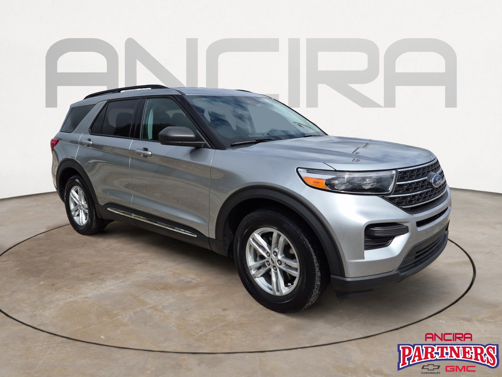 Used 2024 Ford Explorer XLT image 1