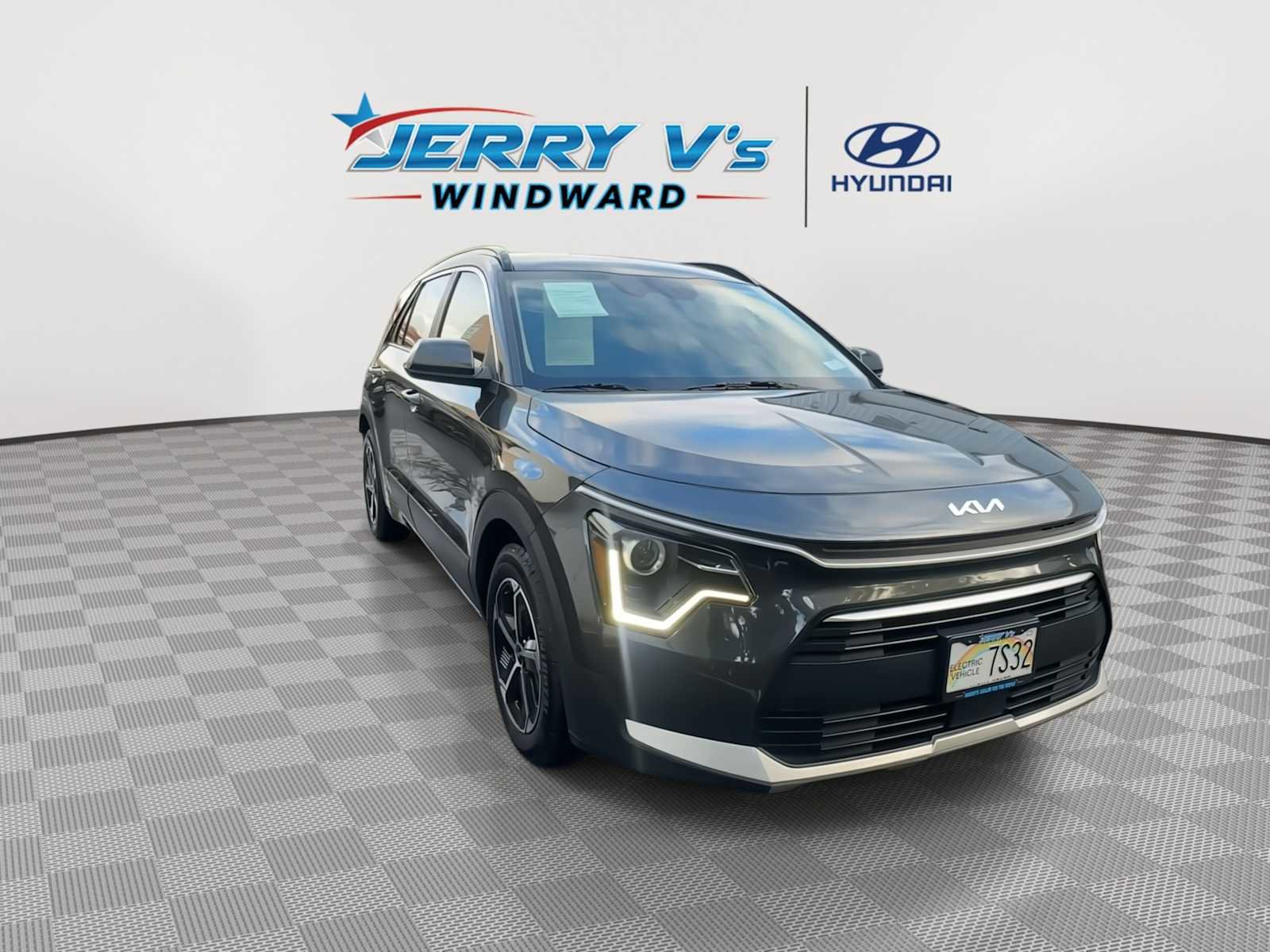 Used 2023 Kia Niro EX w/ EX Cold Weather Package image 2