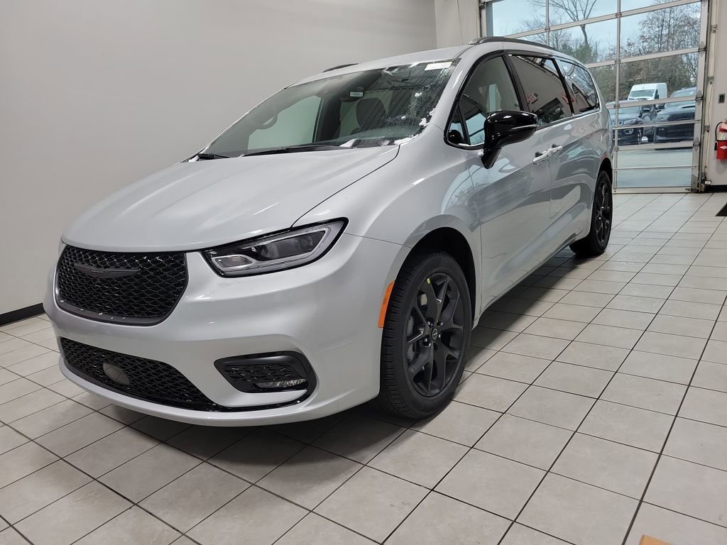 New 2026 Chrysler Pacifica Select w/ S Appearance Package image 2