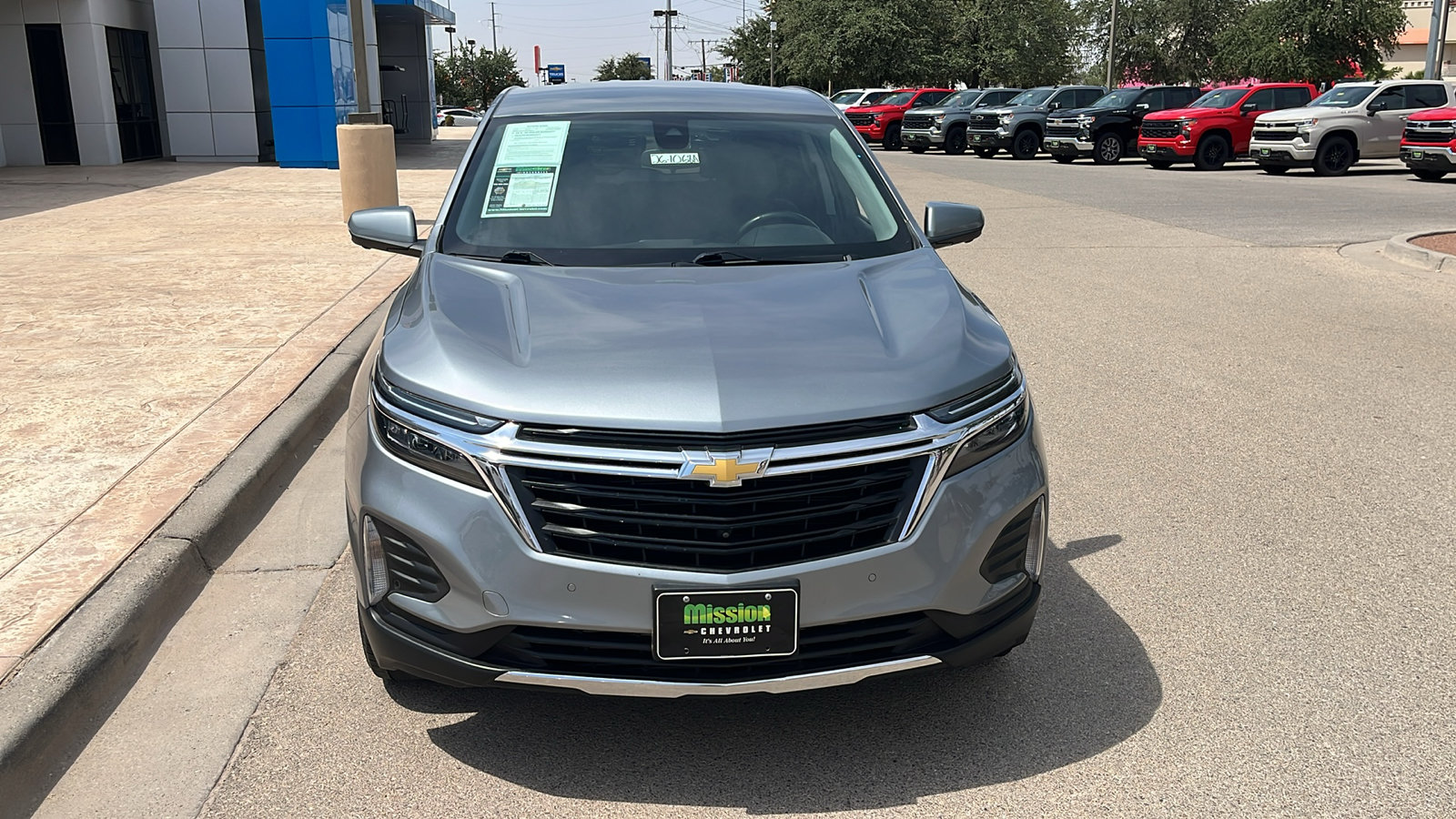 Used 2024 Chevrolet Equinox LT FWD image 2