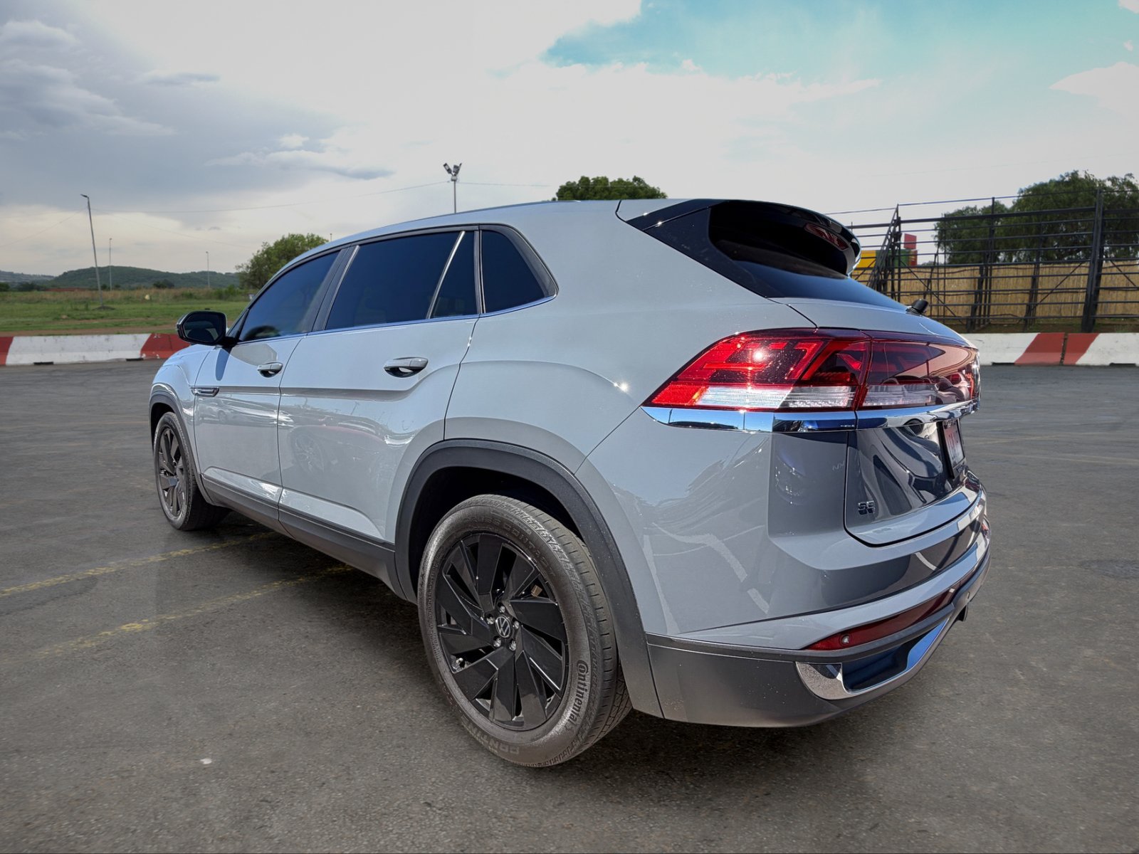 Used 2024 Volkswagen Atlas Cross Sport SE FWD image 4