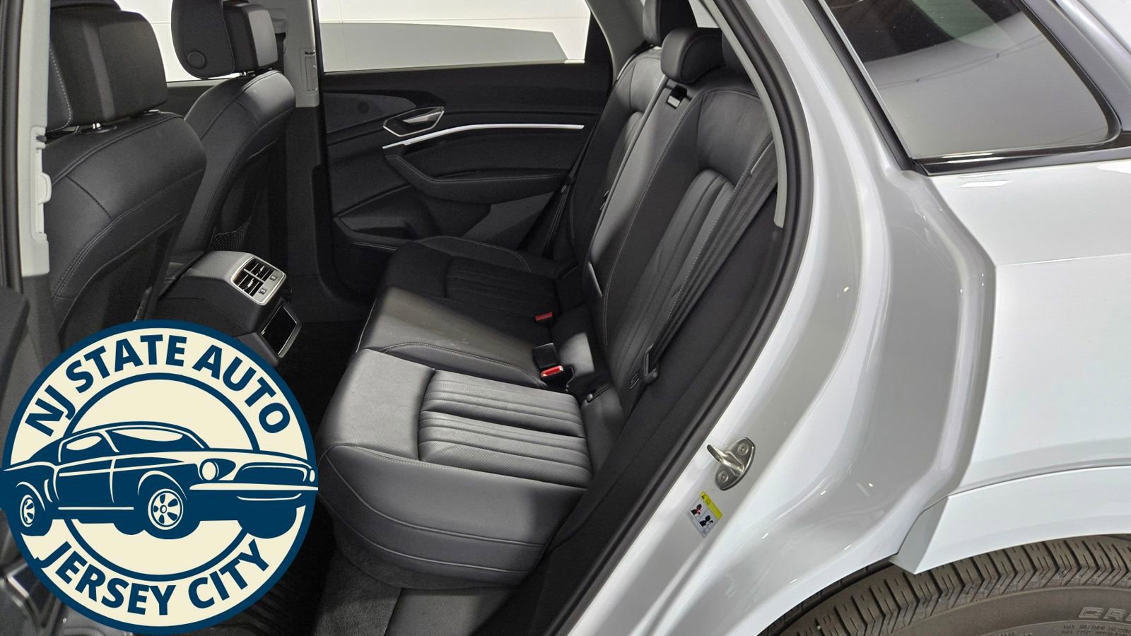 Used 2024 Audi Q8 e-tron Premium Plus image 28