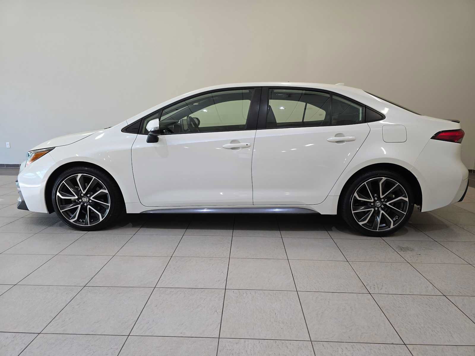 Used 2020 Toyota Corolla XSE FWD image 3