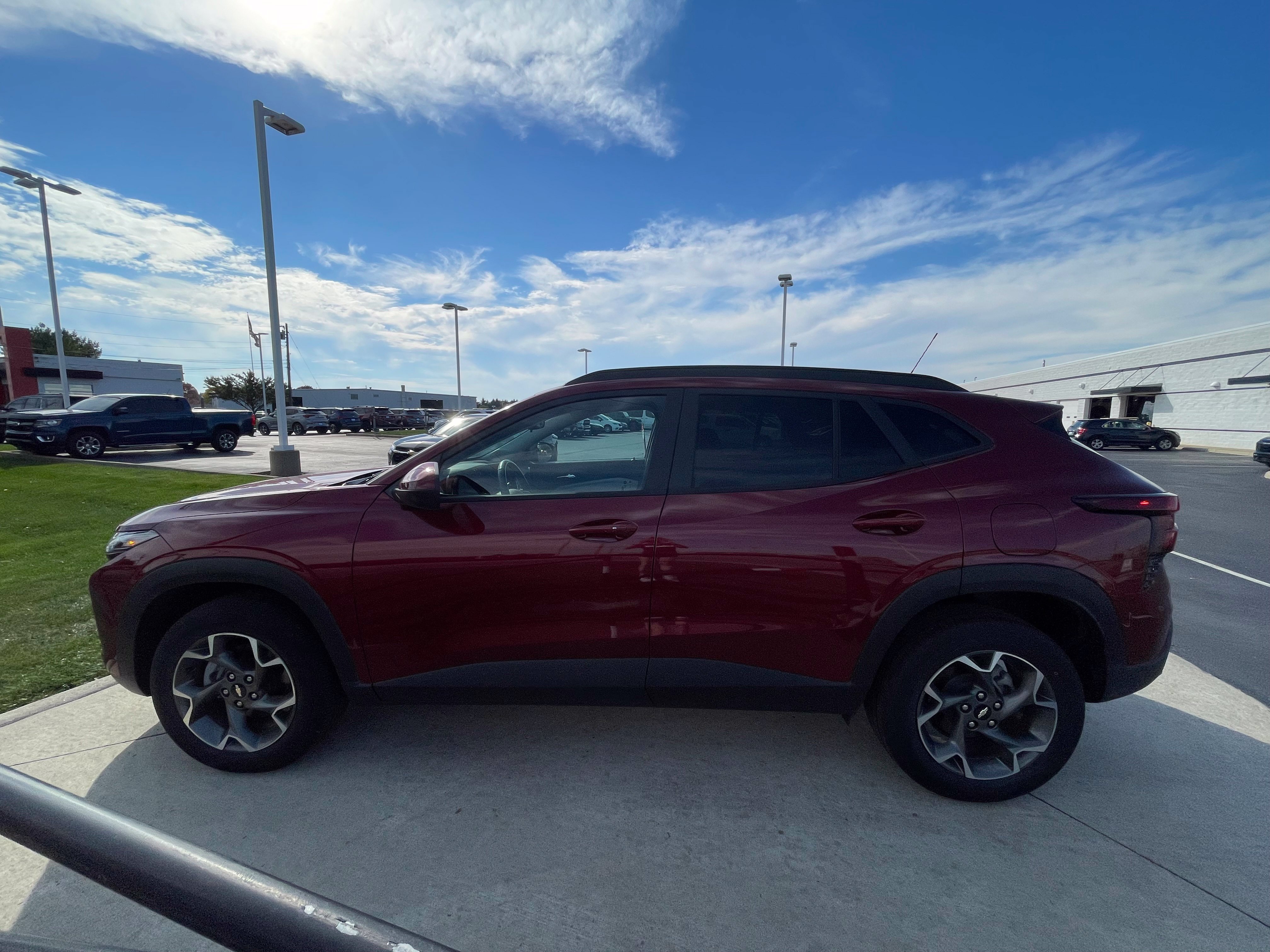 Used 2025 Chevrolet Trax LT w/ Driver Confidence Package FWD image 4