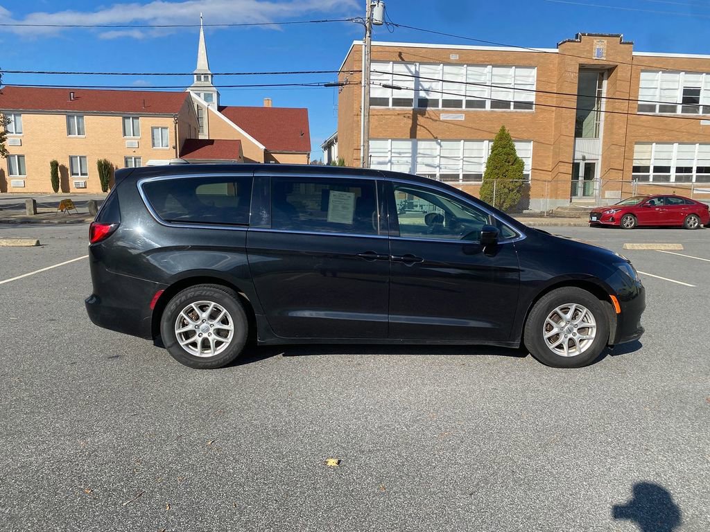 Used 2022 Chrysler Voyager LX image 4