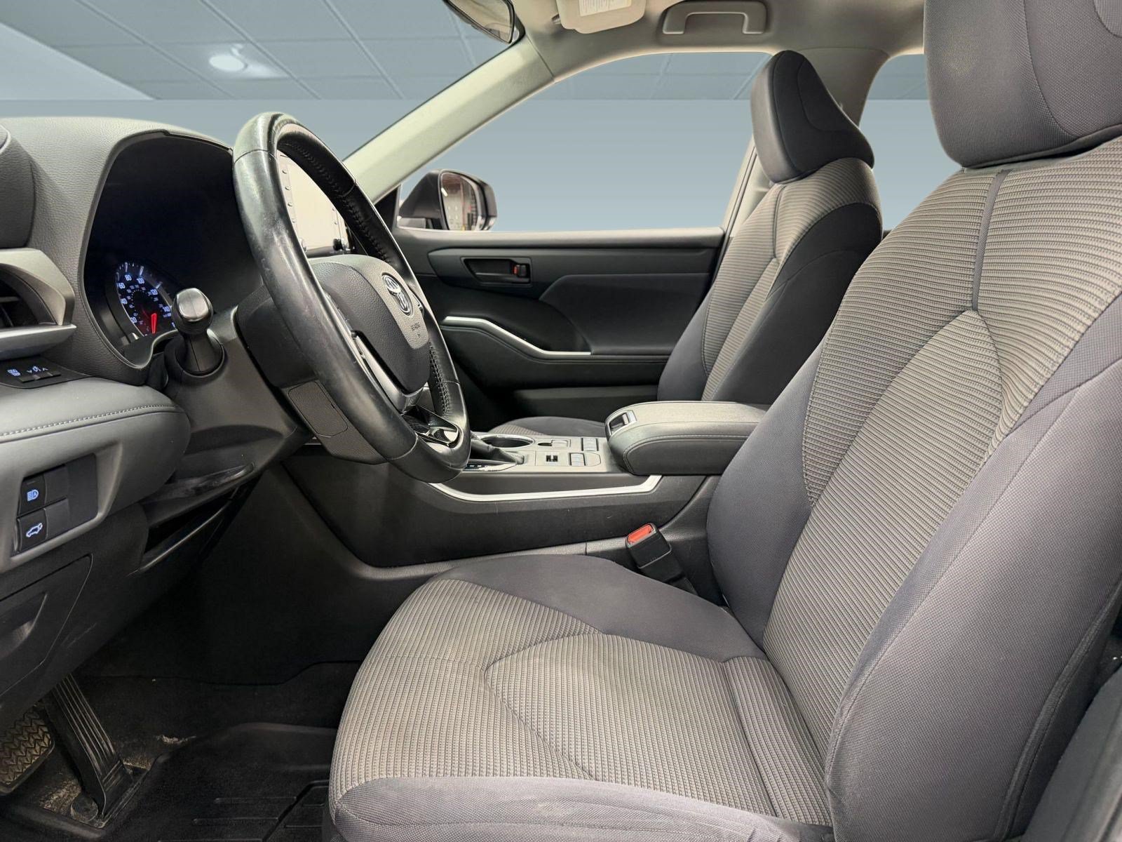 Used 2020 Toyota Highlander LE AWD/4WD image 4