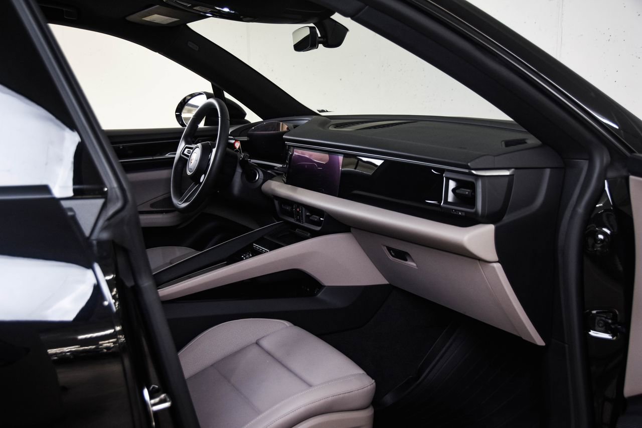 Certified 2025 Porsche Macan Electric image 28