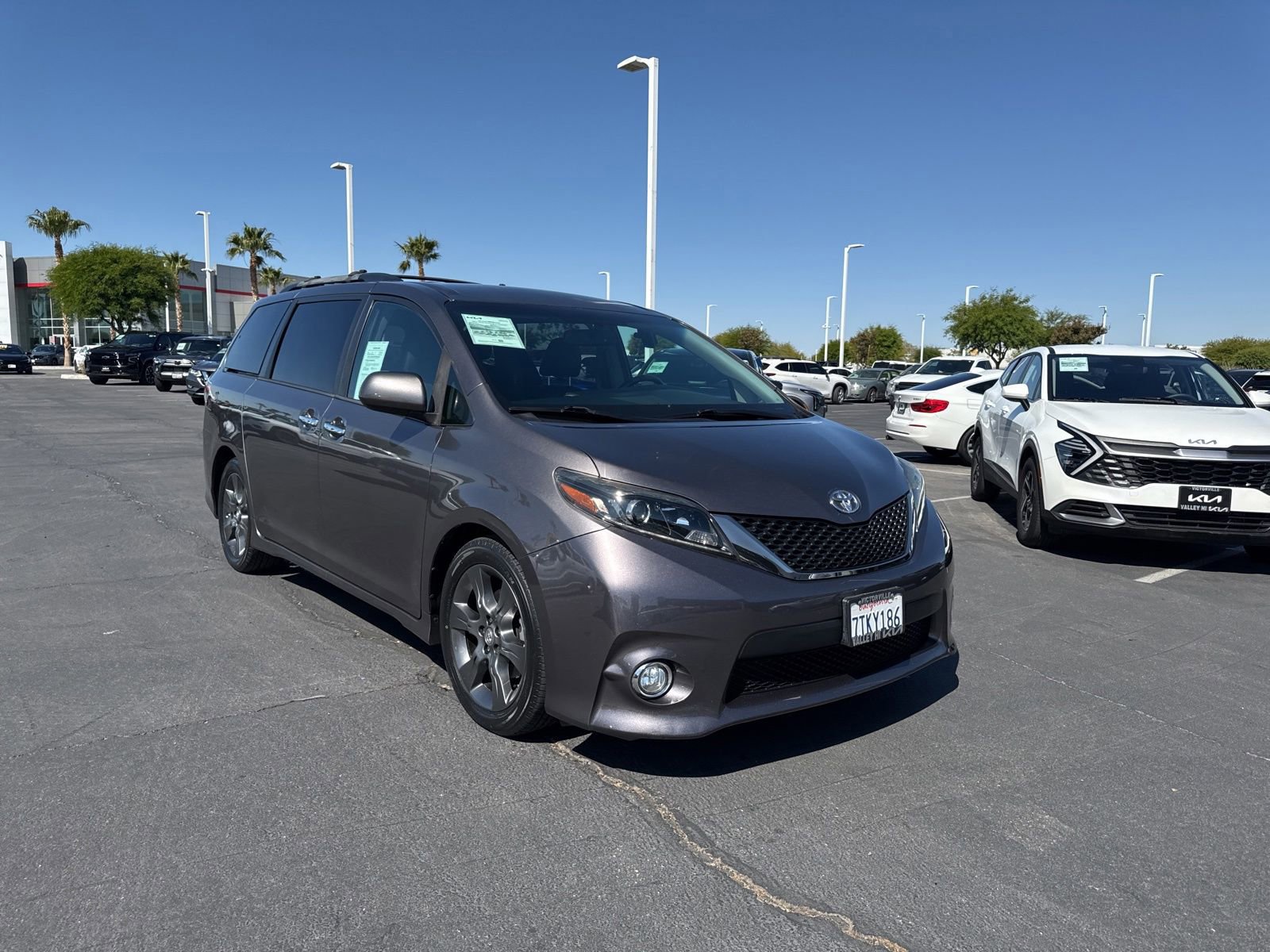 Used 2016 Toyota Sienna SE FWD image 3