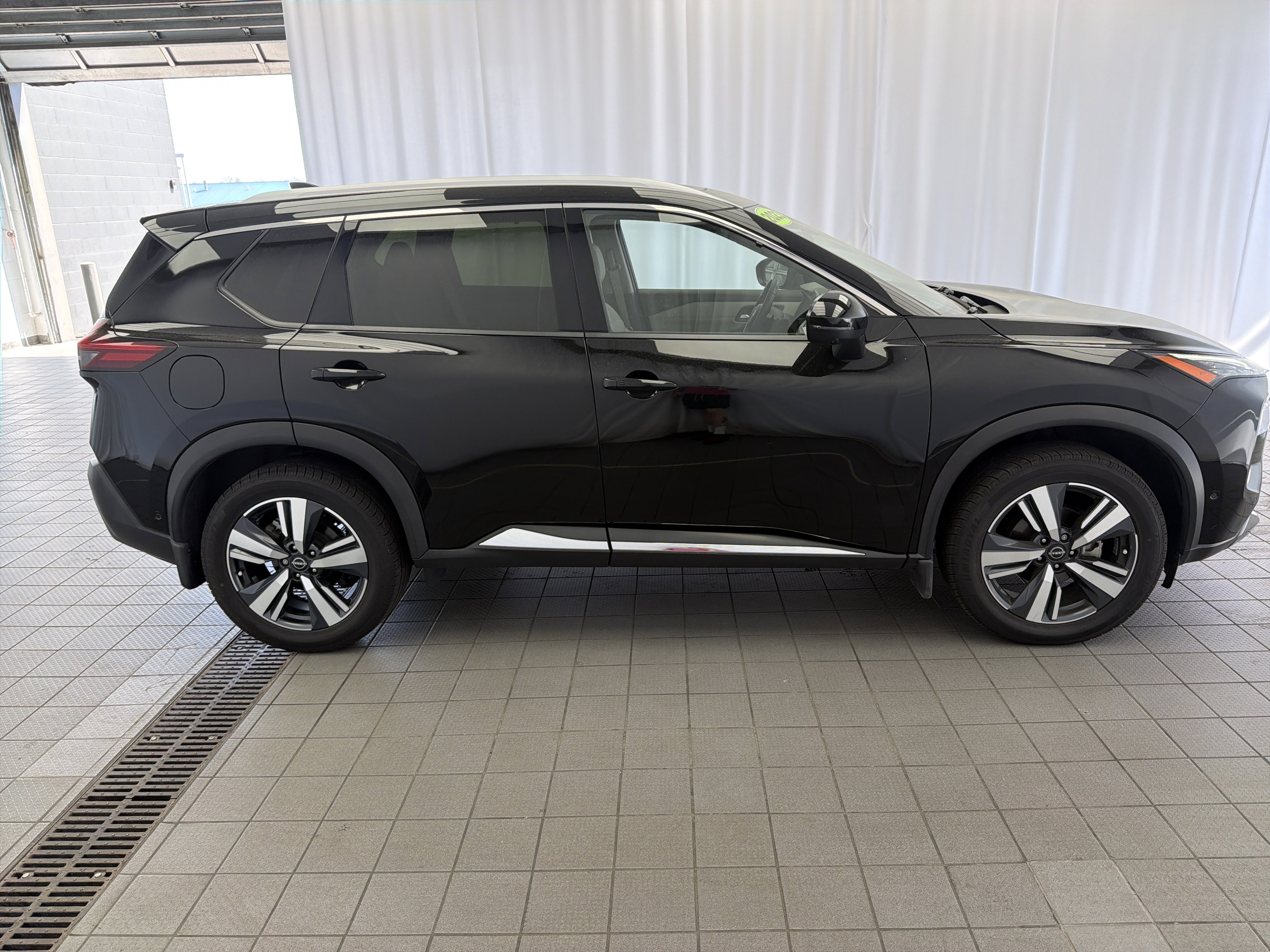 Used 2023 Nissan Rogue SL w/ SL Premium Package image 4