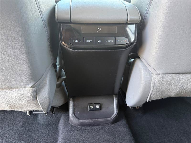 Used 2021 Toyota Highlander XLE AWD/4WD image 40