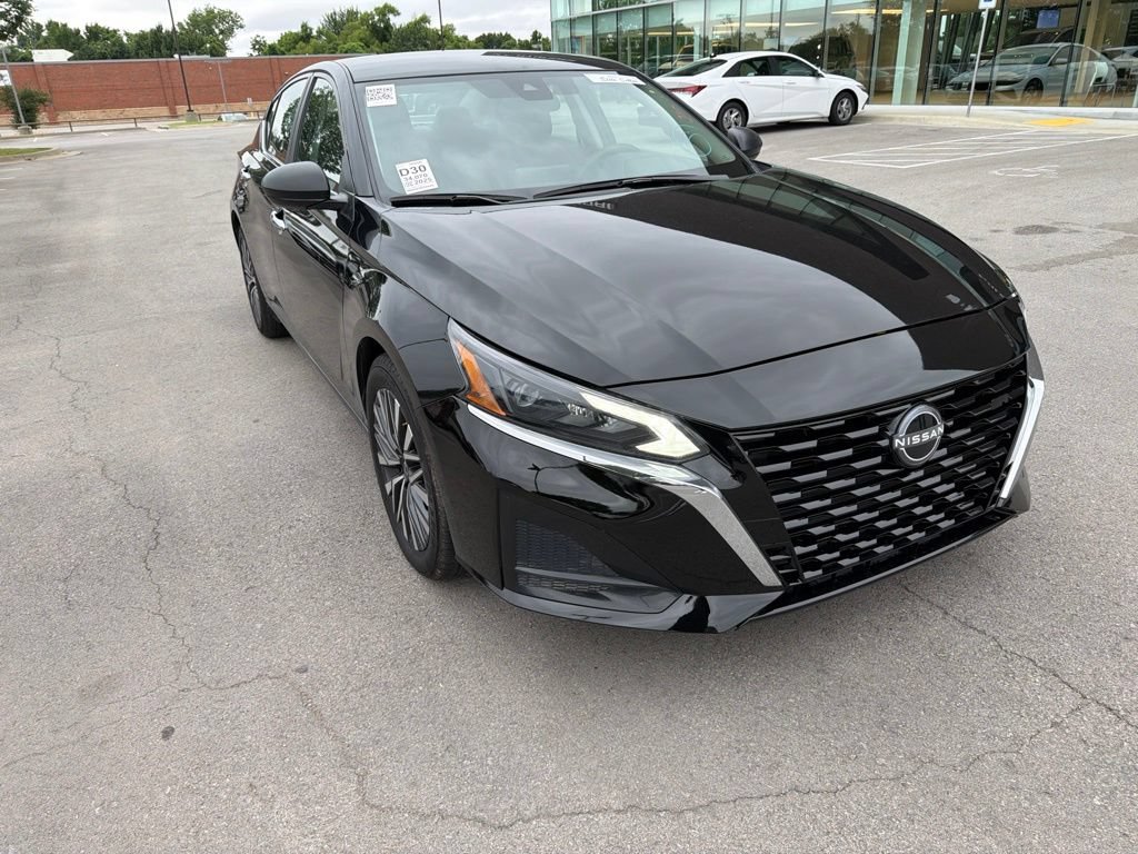 Used 2025 Nissan Altima 2.5 SV FWD image 2
