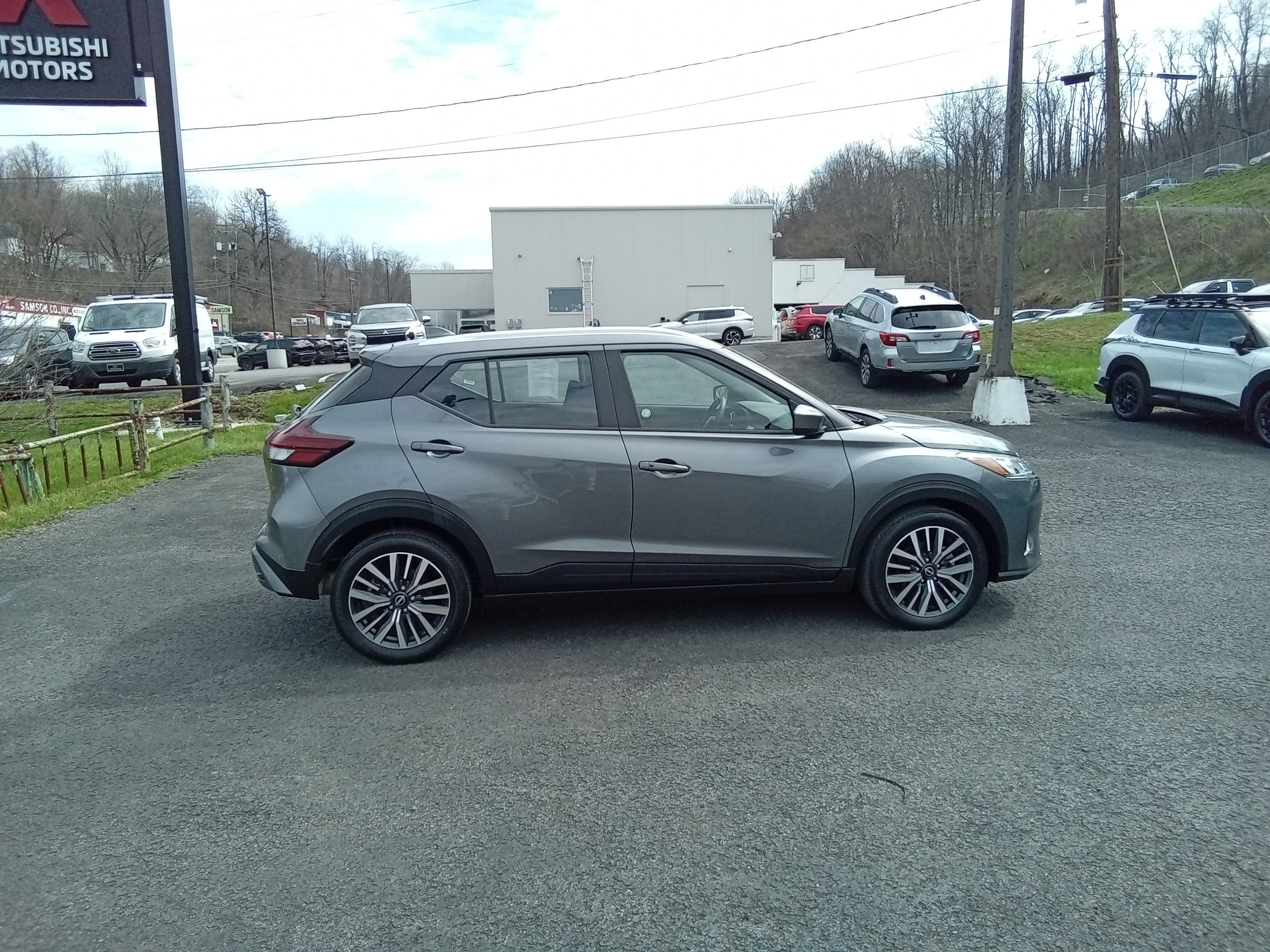 Used 2024 Nissan Kicks SV image 3