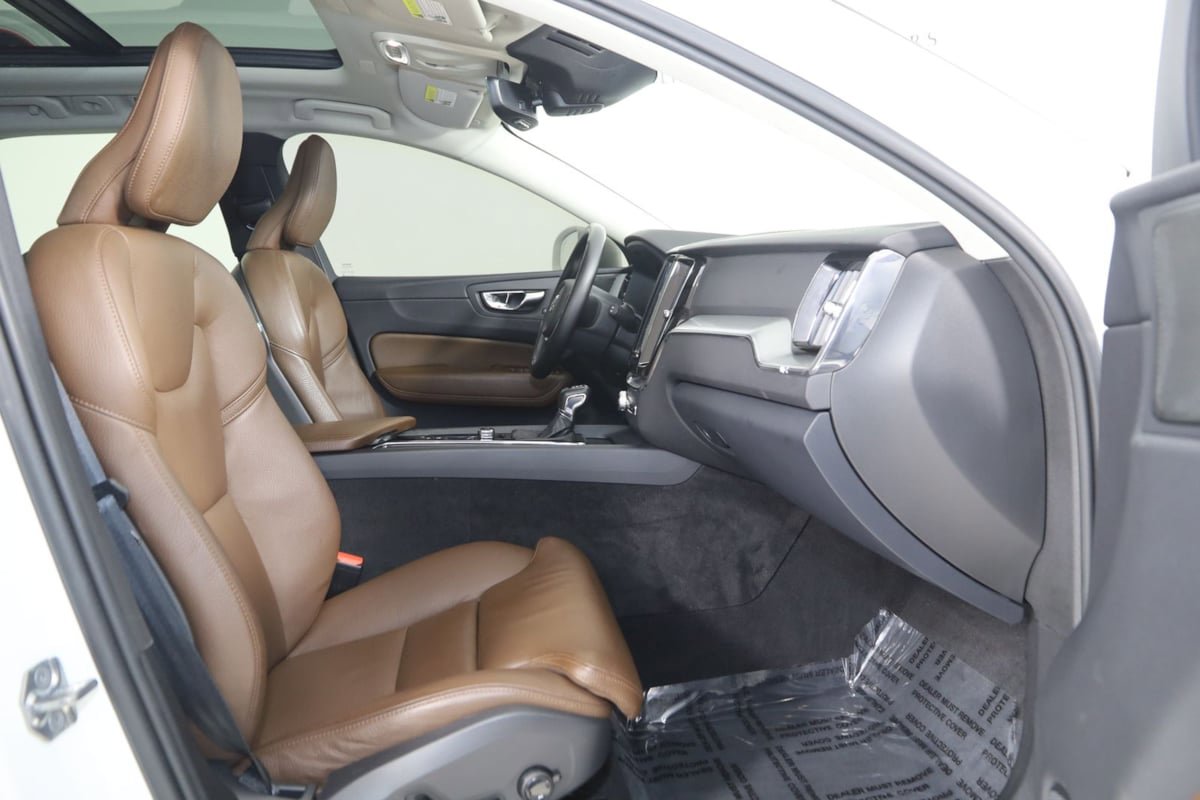 Used 2019 Volvo XC60 T5 Momentum w/ Multimedia Package image 13