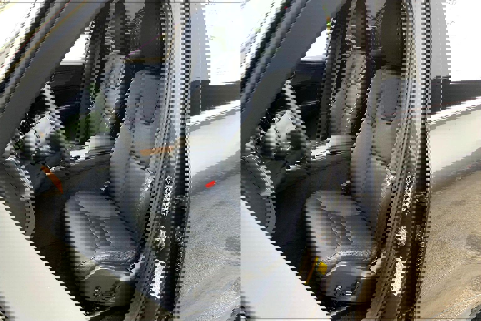 Used 2022 Volvo XC60 B5 Momentum w/ Climate Package image 27