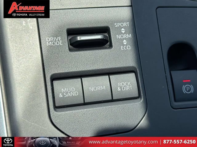 Used 2023 Toyota Highlander LE AWD/4WD image 39