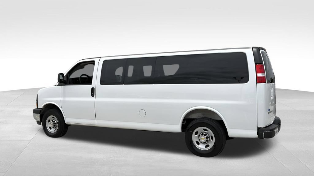 Used 2025 Chevrolet Express 3500 LT w/ LT Preferred Equipment Group RWD image 4