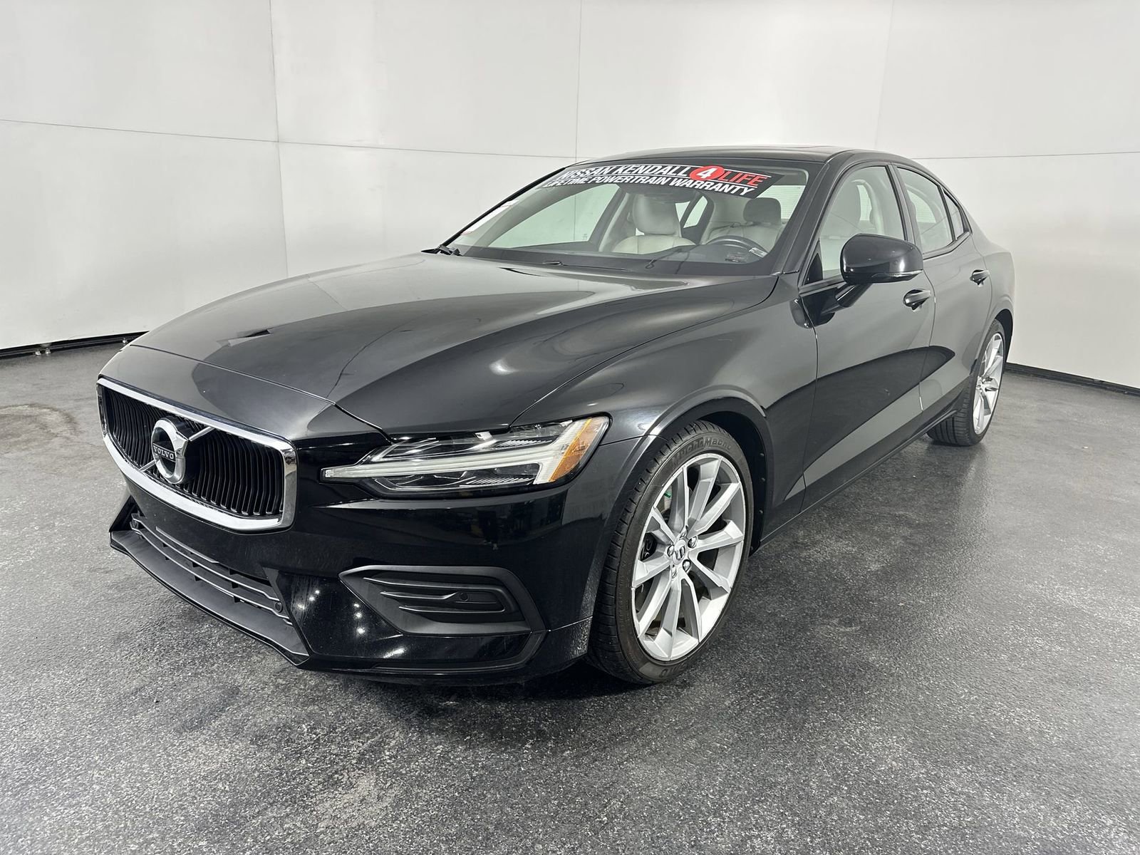 Used 2020 Volvo S60 T6 Momentum w/ Protection Package Premier image 5