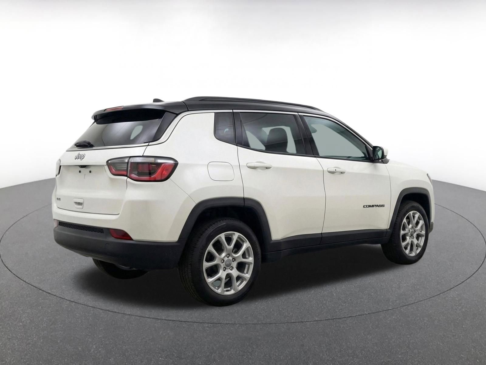 Used 2025 Jeep Compass Limited AWD/4WD image 9