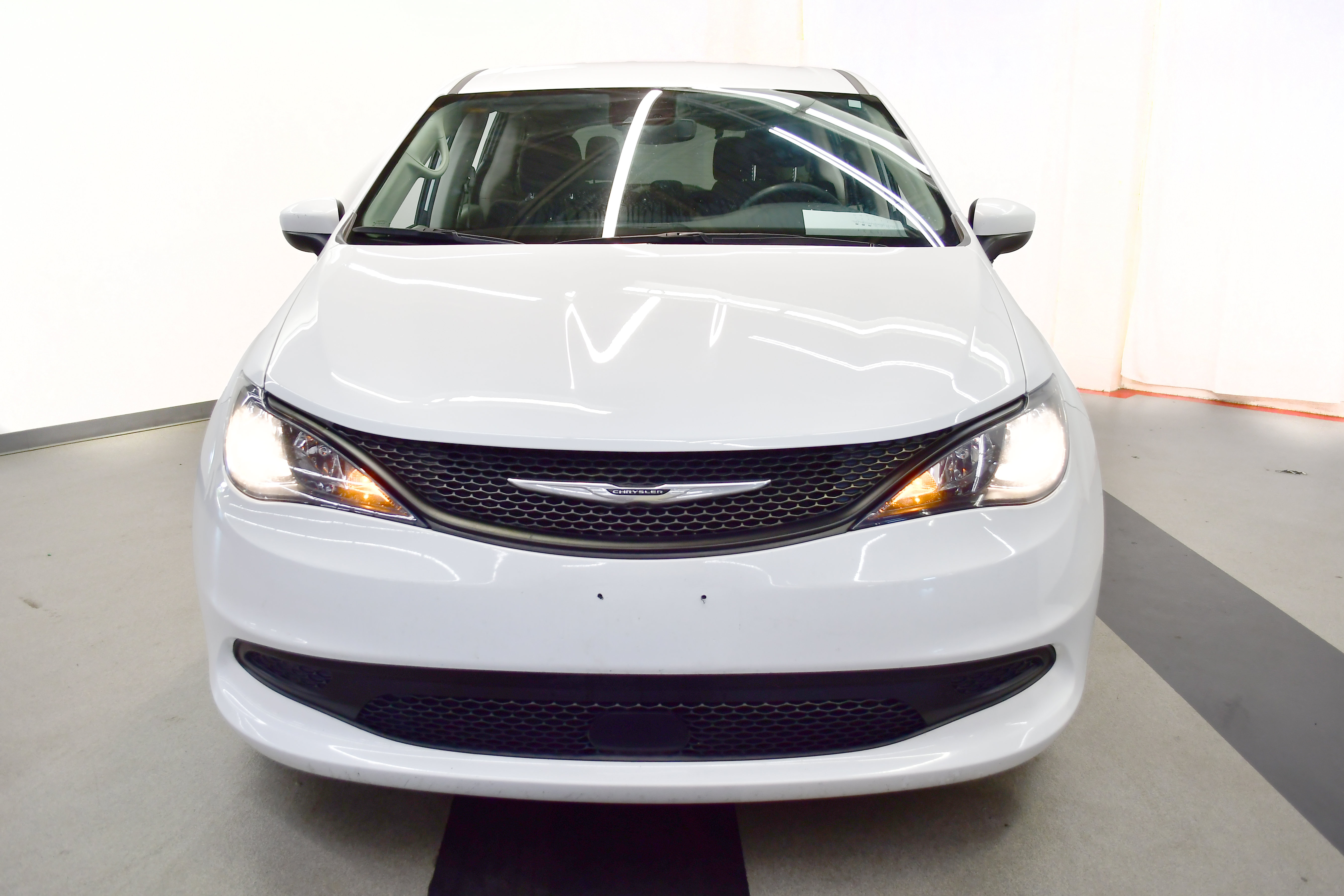 Used 2023 Chrysler Voyager LX FWD image 3