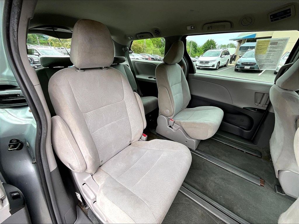 Used 2017 Toyota Sienna L FWD image 16