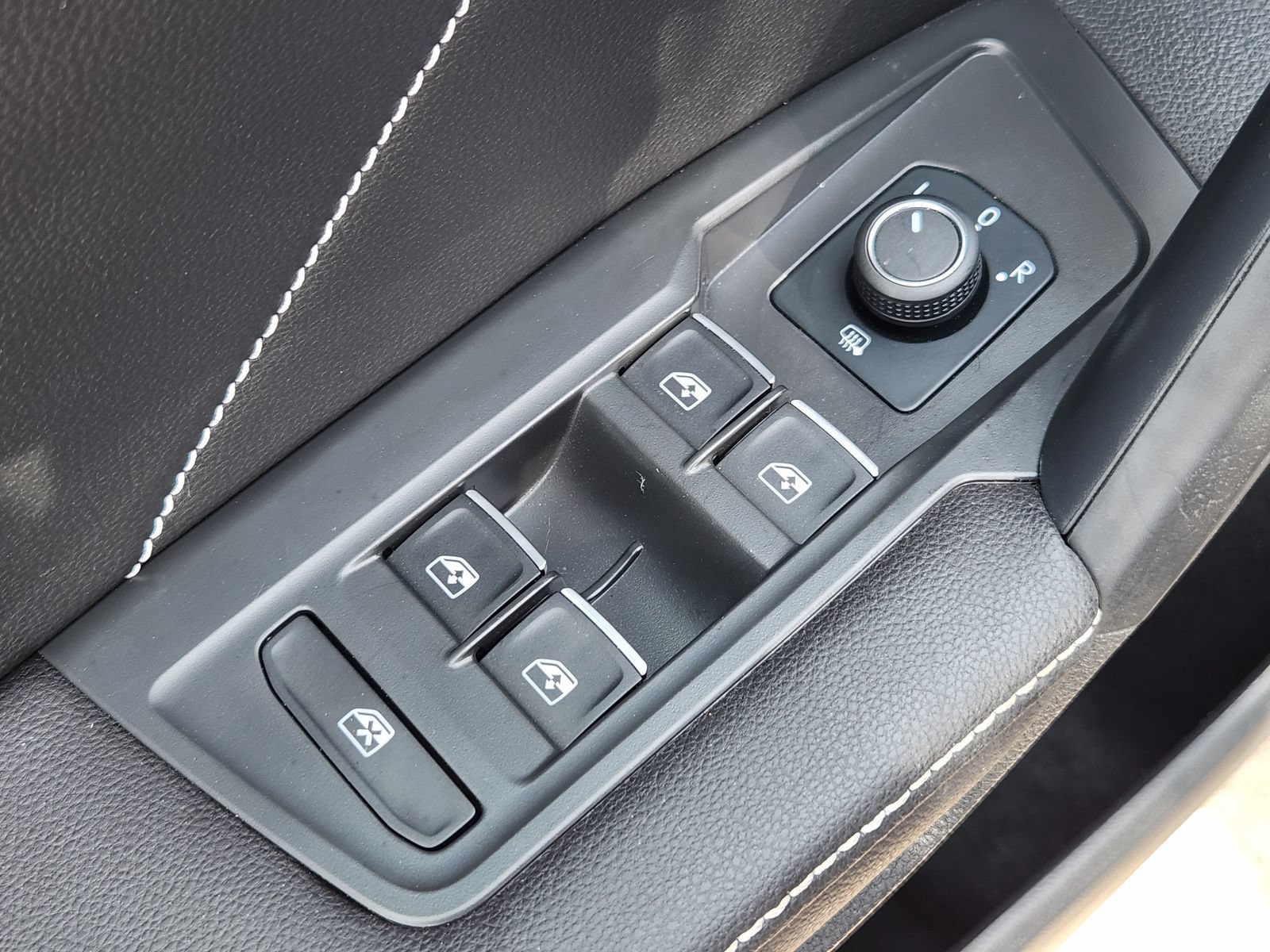 Used 2024 Volkswagen Tiguan SE R-Line AWD/4WD image 33