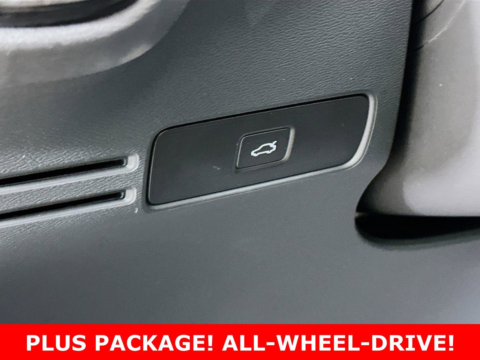 Used 2025 Volvo XC40 B5 Plus image 30