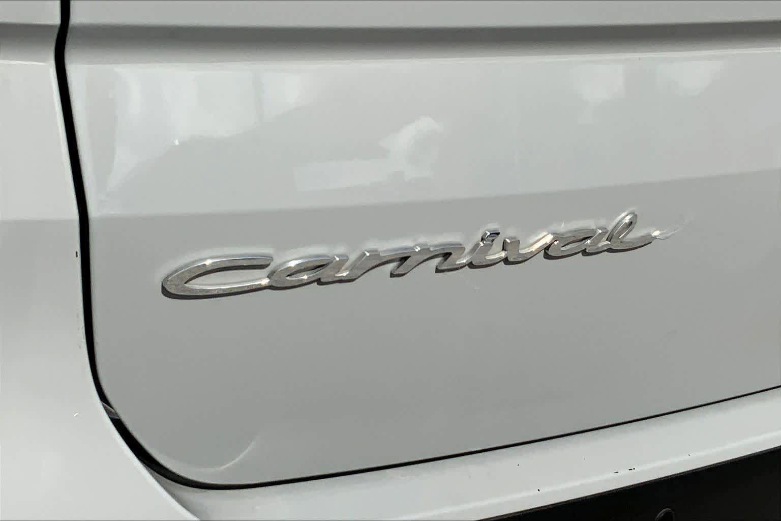 Used 2022 Kia Carnival EX image 10