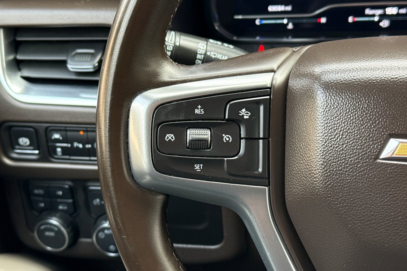 Used 2024 Chevrolet Suburban LT image 31