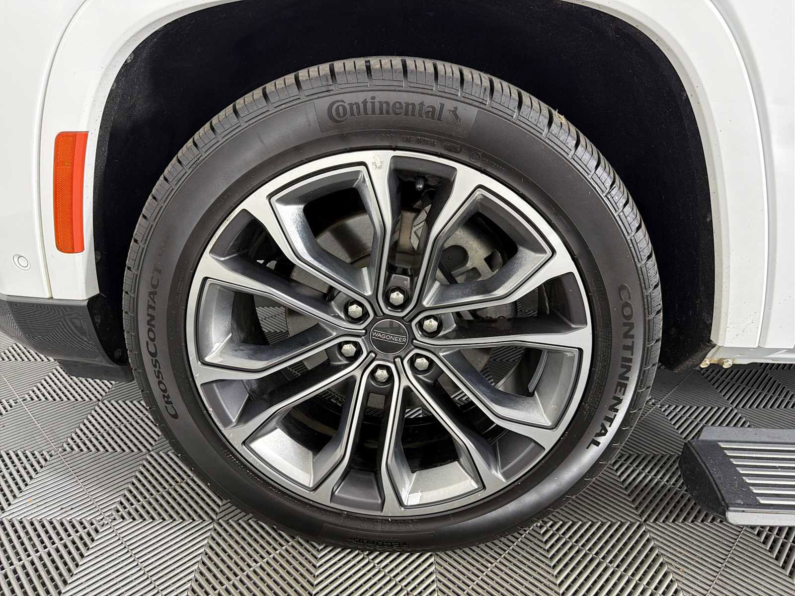 Used 2022 Jeep Grand Wagoneer Series III w/ Rear Seat Video Group 1 image 10