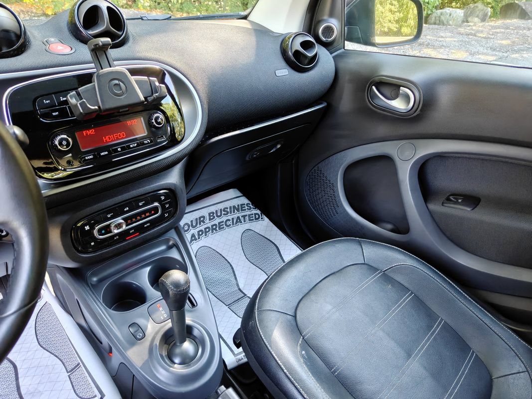 Used 2016 smart fortwo Prime RWD image 18