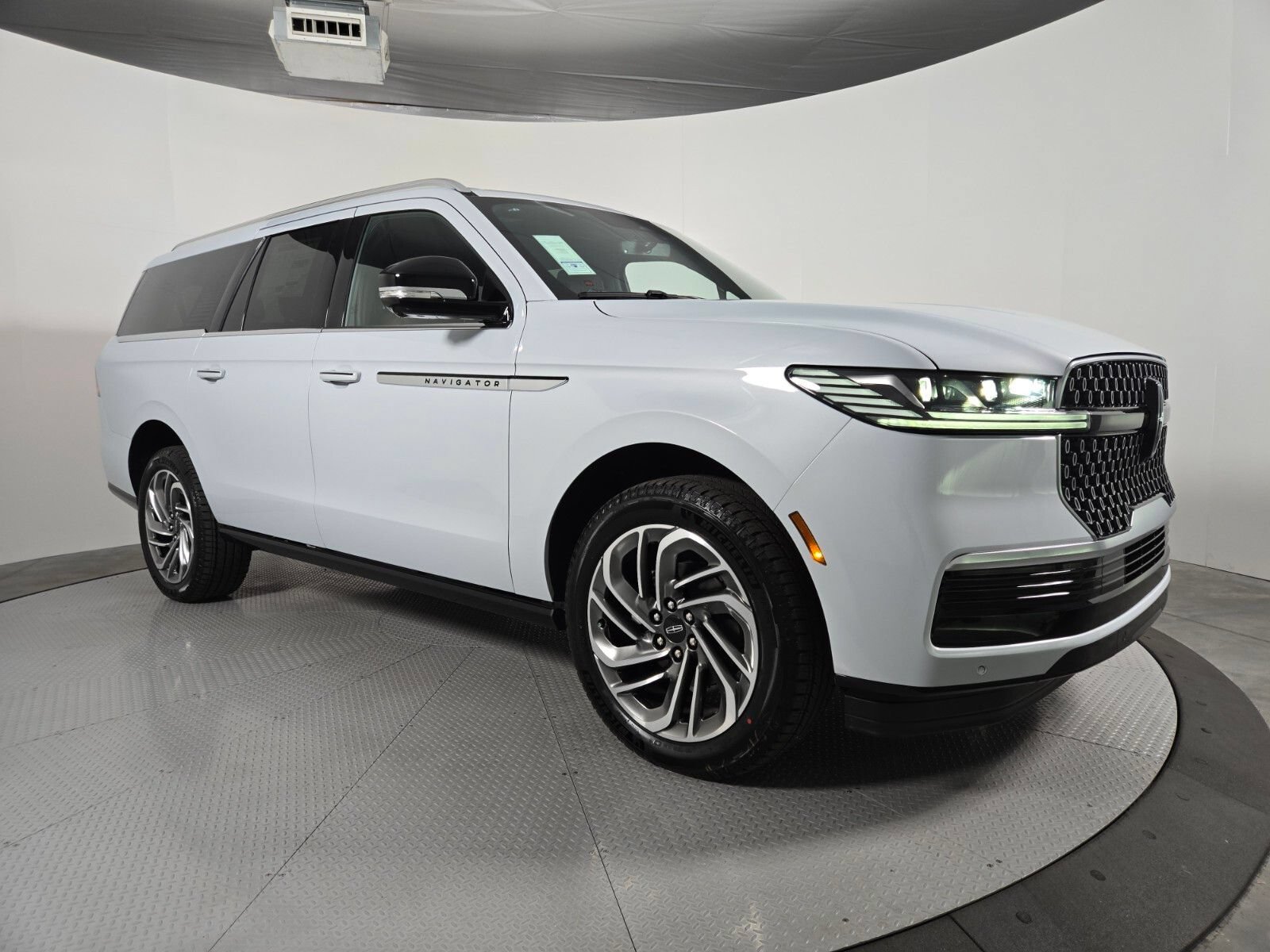 New 2026 Lincoln Navigator L Reserve AWD/4WD image 2