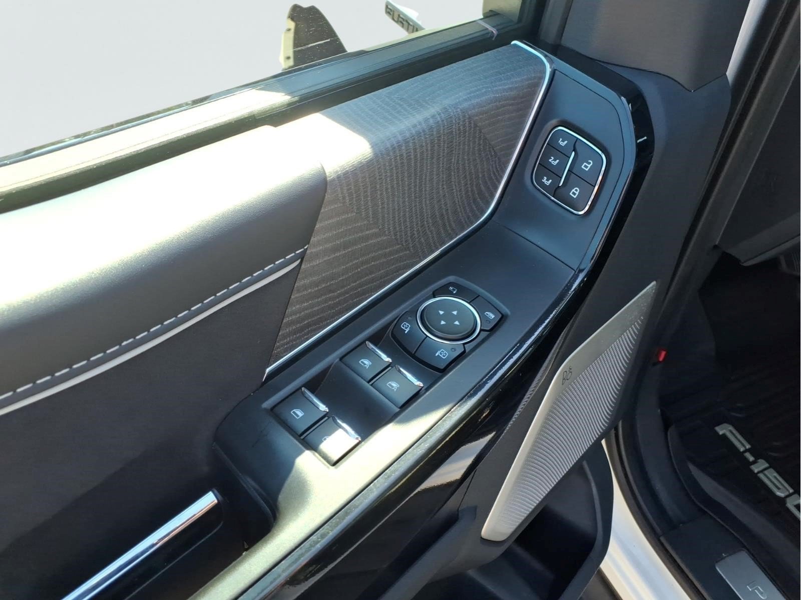 Used 2022 Ford F150 Lightning Platinum AWD/4WD image 27