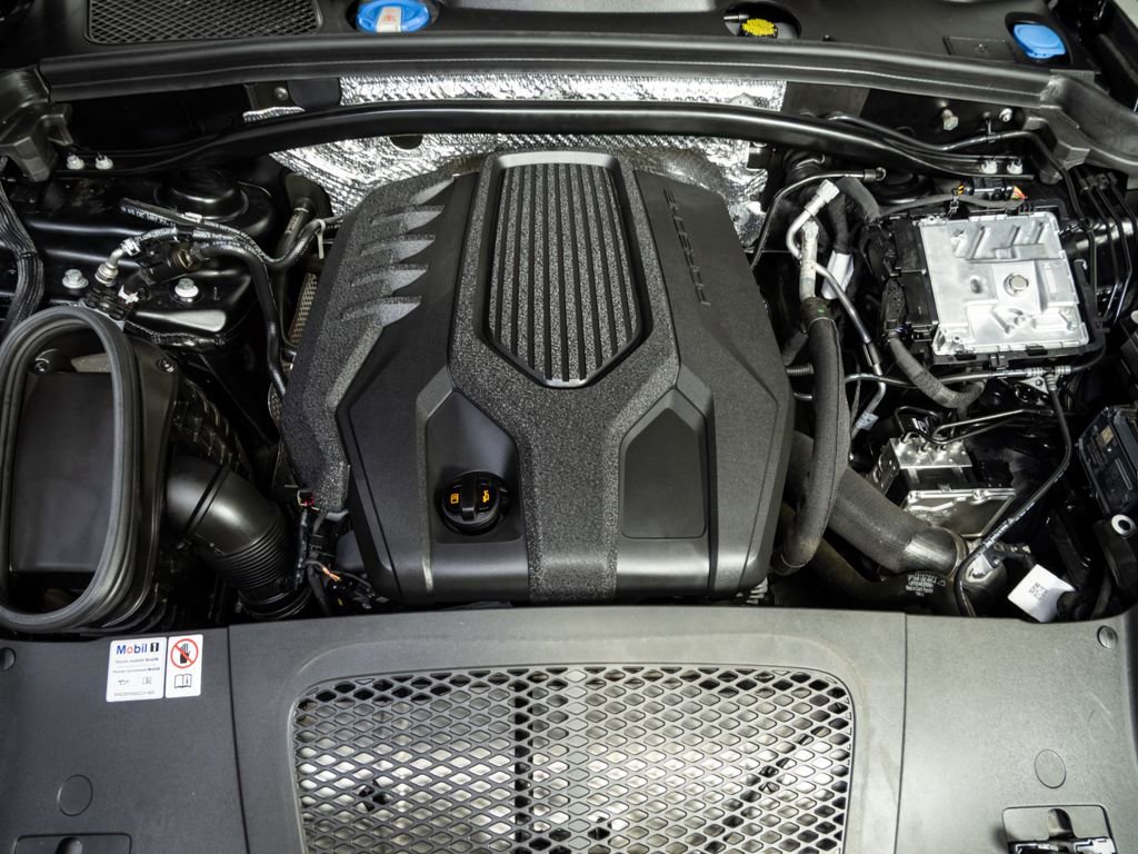 Certified 2024 Porsche Macan Turbo image 34