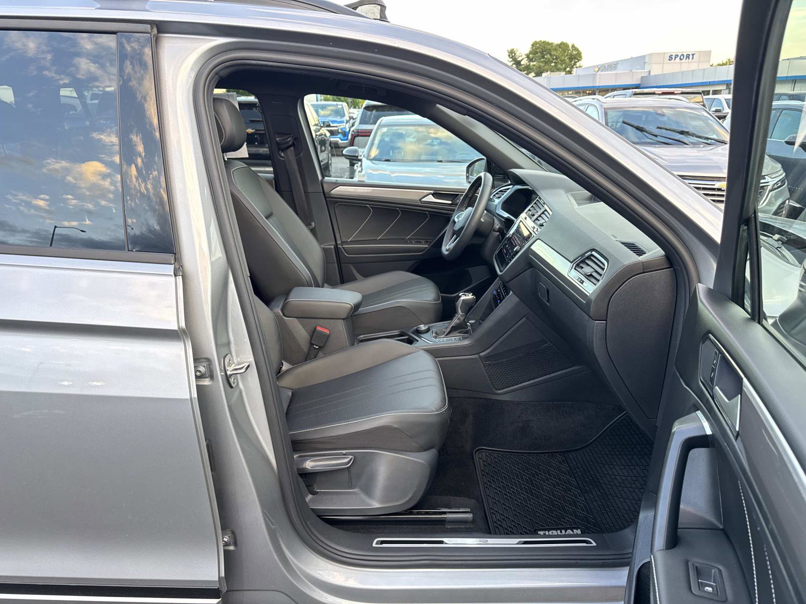 Used 2023 Volkswagen Tiguan SE R-Line AWD/4WD image 13