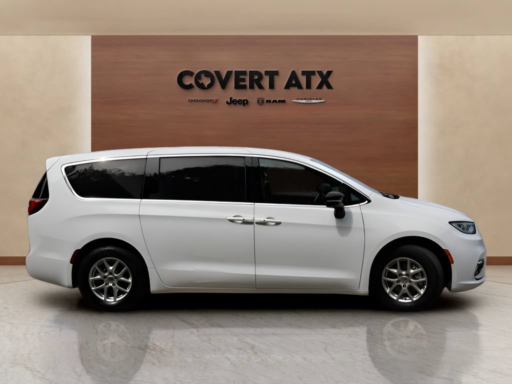 Used 2025 Chrysler Pacifica Select FWD image 6