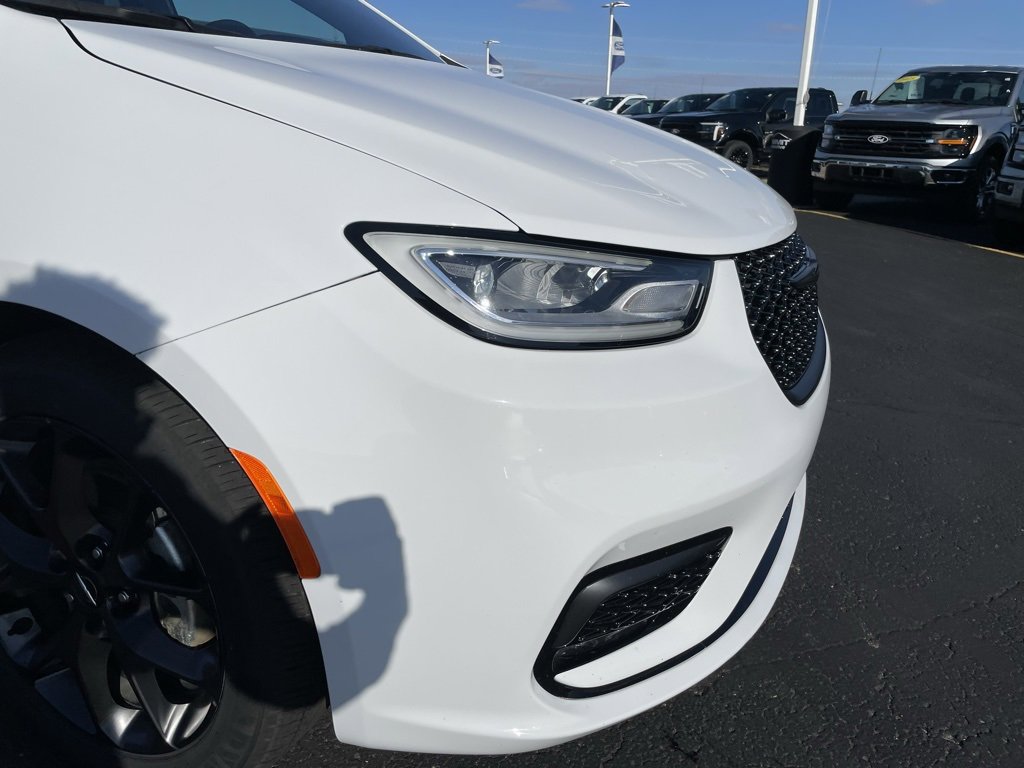 Used 2025 Chrysler Pacifica Limited image 36