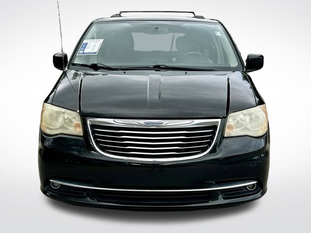 Used 2014 Chrysler Town & Country Touring image 2
