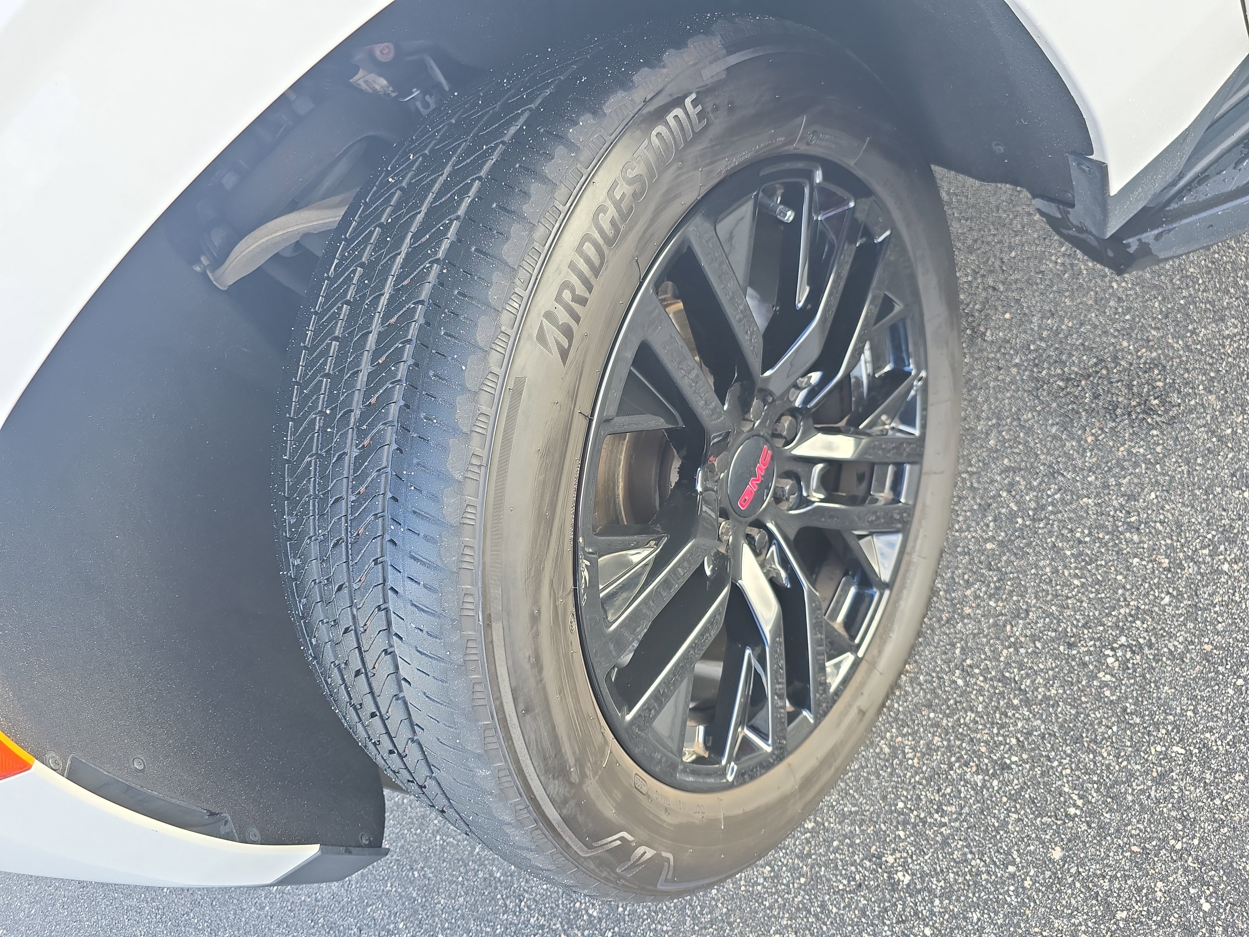 Used 2023 GMC Yukon SLT image 30