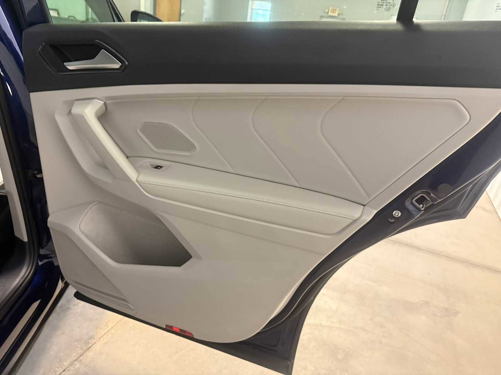 Certified 2024 Volkswagen Tiguan SE w/ Panoramic Sunroof Package AWD/4WD image 27
