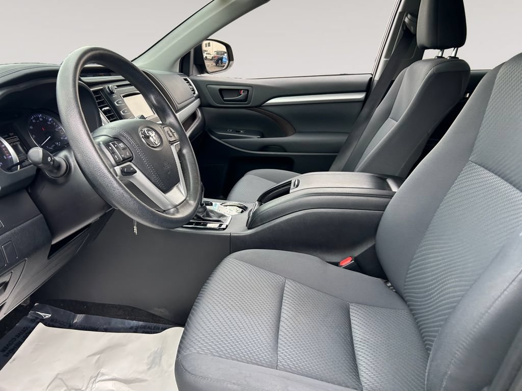 Used 2019 Toyota Highlander LE AWD/4WD image 9