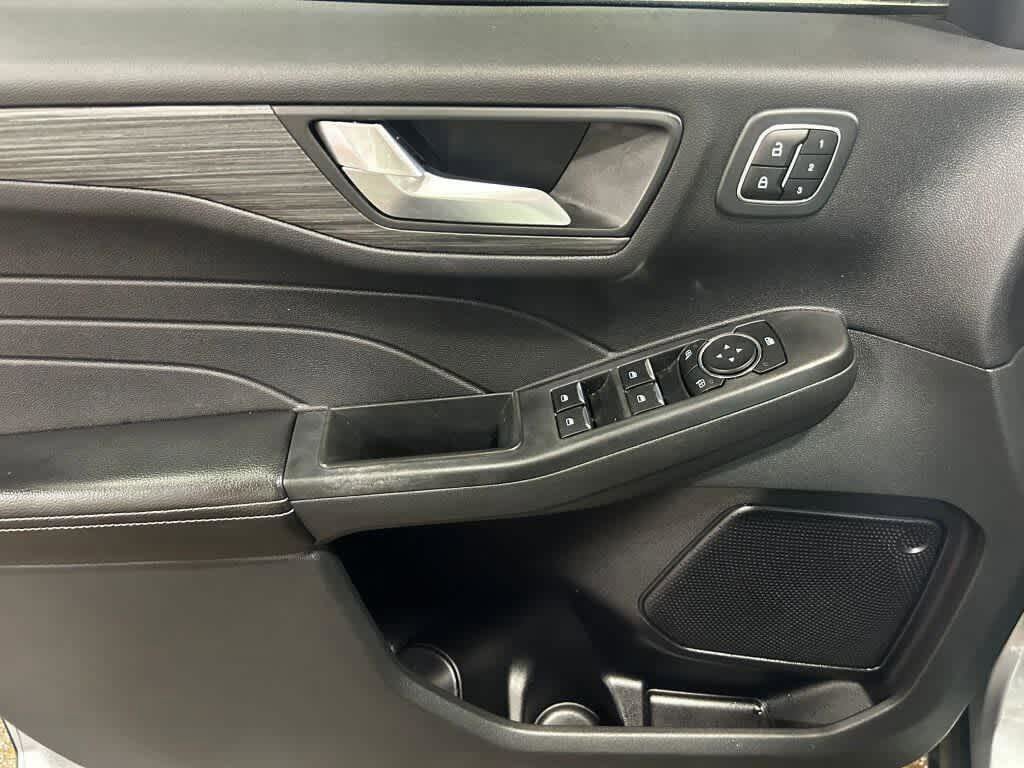 Used 2023 Ford Escape Platinum image 5